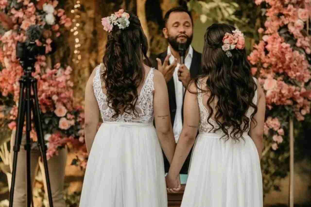 Pastor lulista publica foto celebrando casamento homoafetivo