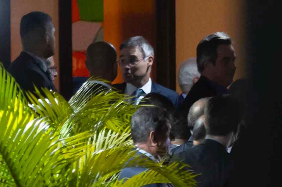 Bolsonaro e André Mendonça vão a festa no dia em que pastores são presos