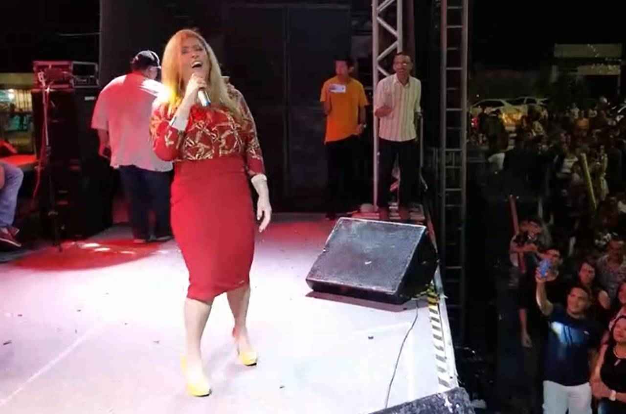 Shirley Carvalhaes é perseguida por baratas em show e vídeo viraliza
