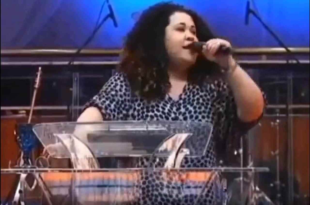 Cantora gospel xinga a banda no altar durante ministração