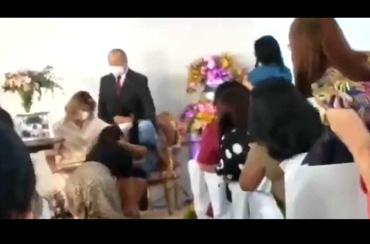 Deputada beija os pés da esposa do pastor presidente da AD Rio Grande do Norte