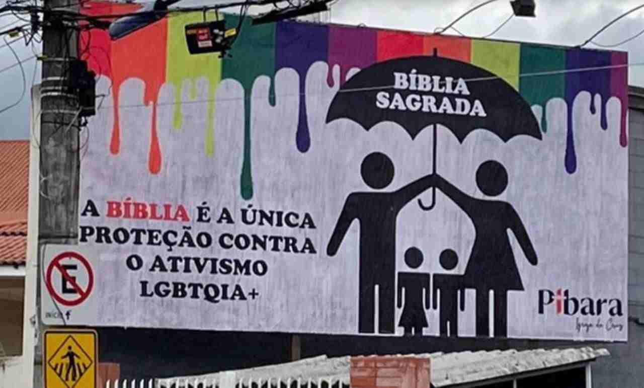 Igreja instala outdoor contra ativismo LGBT e é acusada de homofobia