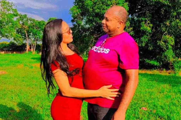 Após término do segundo casamento, Adeildo Costa surge com novinha