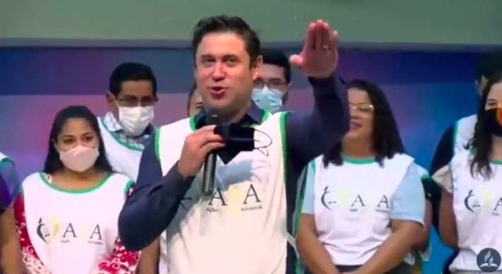 Pastor fazendo simbolo nazista