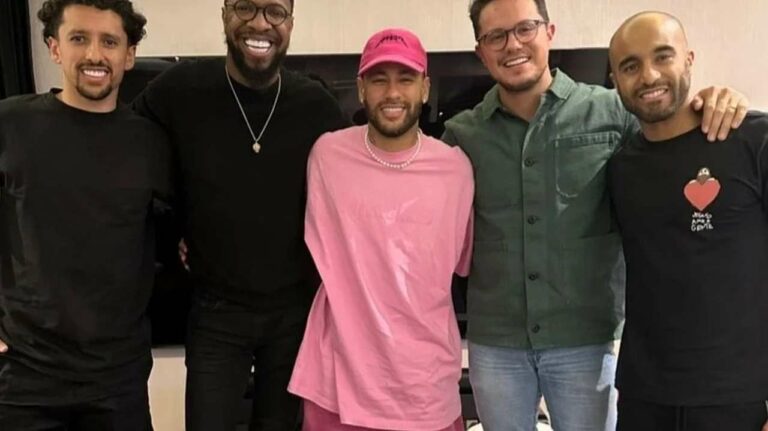 Afastado dos gramados após cirurgia, Neymar recebe a visita de Deive Leonardo