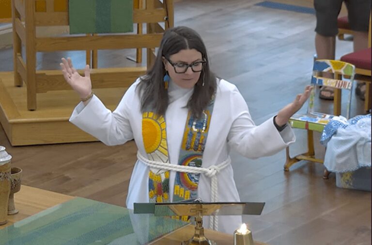 Durante oração pastora chama Deus de “não-binário” e diz que Jesus teve “2 pais”