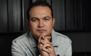 Davi Sacer critica silêncio da classe artística sobre queimadas na Amazônia