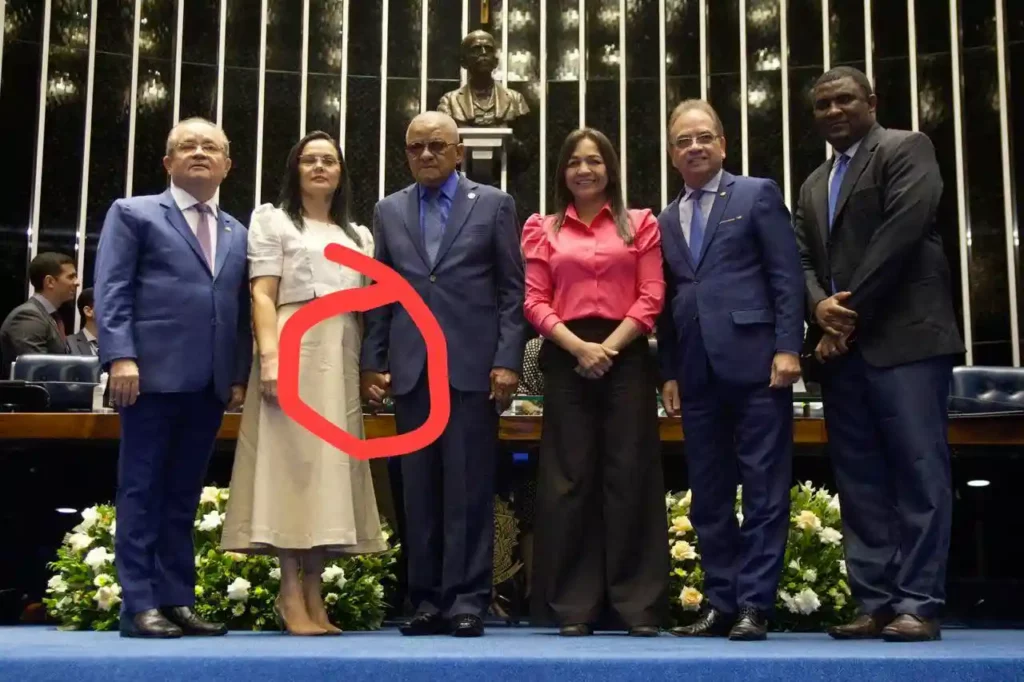 Pastor Coutinho ao lado da namorada - @Reprodução