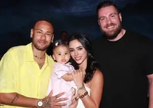 Neymar com a filha, a mãe da bebê e o pastor - @Reprodução
