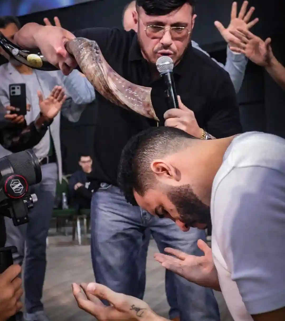 Leonardo Sale sendo consagrado - @Reprodu&ccedil;&atilde;o