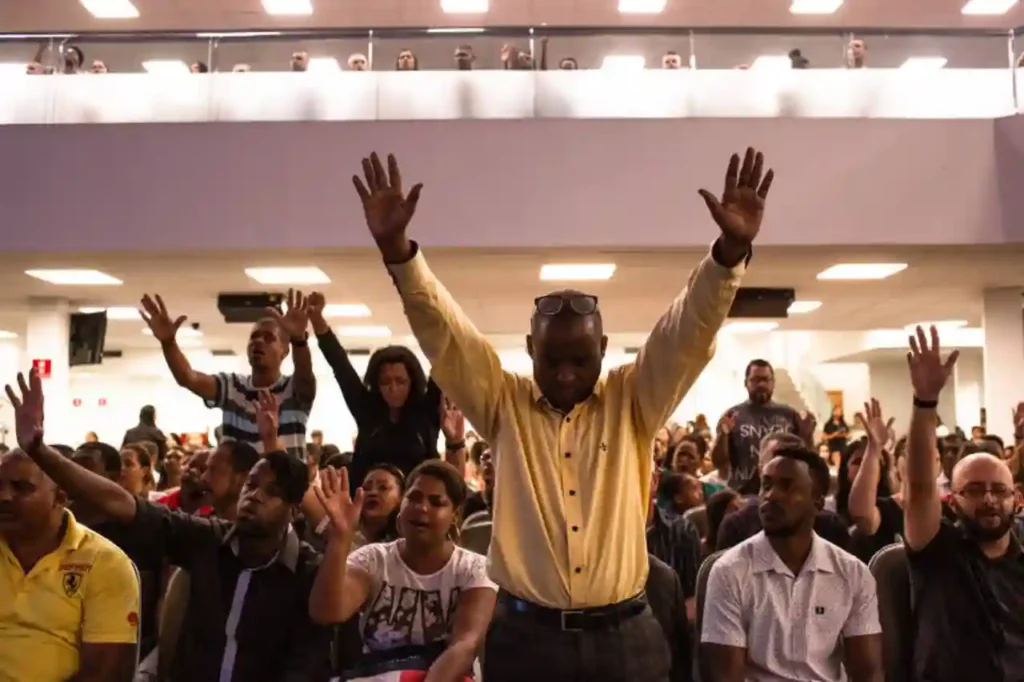 Evangélicos na igreja - @Reprodução