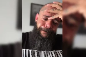 Pastor Anderson Teixeira emocionado com a mão na cabeça durante vídeo em que comenta condenação por postagens misóginas
