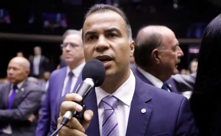 Em meio à votação da presidência na Câmara, o deputado Filipe Martins solicitou um minuto de silêncio em memória da Bispa Keila Ferreira