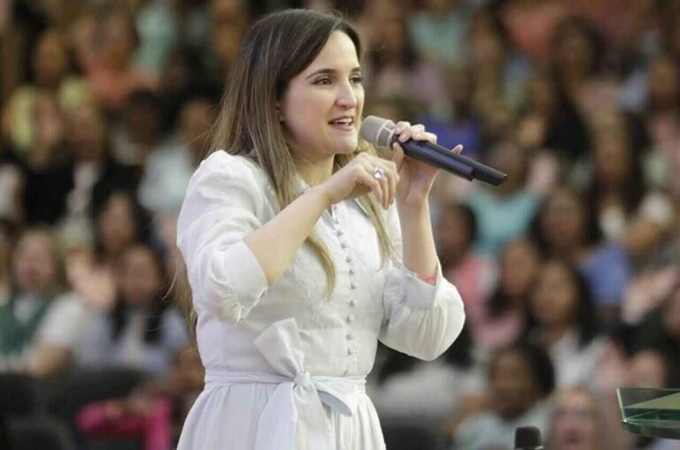 Durante culto fúnebre, filha de Keila Ferreira foi consagrada pastora