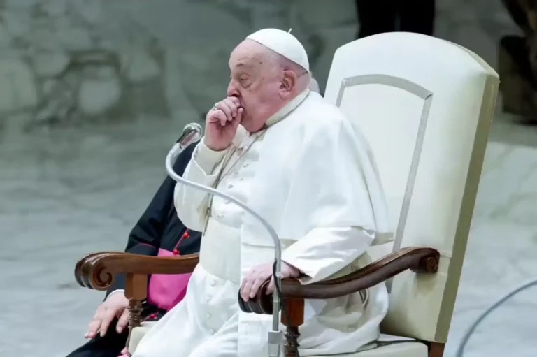 Jornal italiano diz que Papa Francisco está morrendo e recebeu a extrema unção
