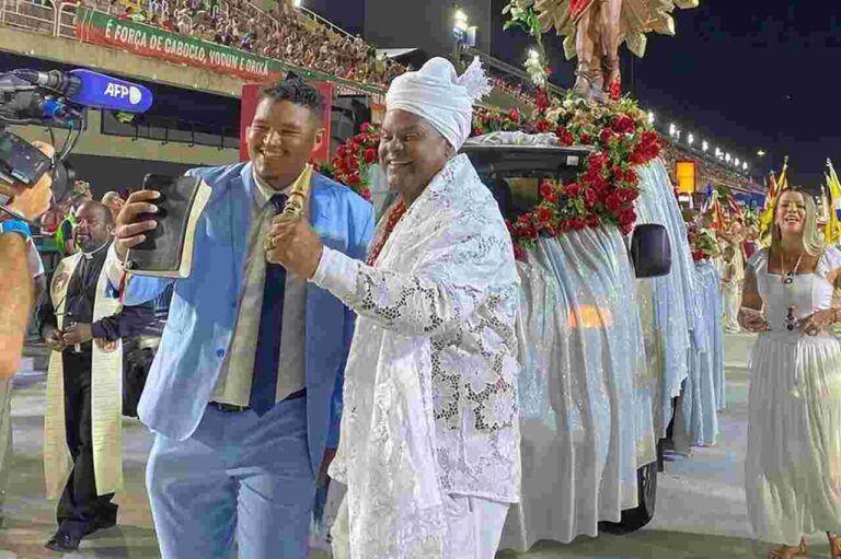 Pastor progressista ora abençoando o carnaval na Sapucaí:”Não é do demônio”
