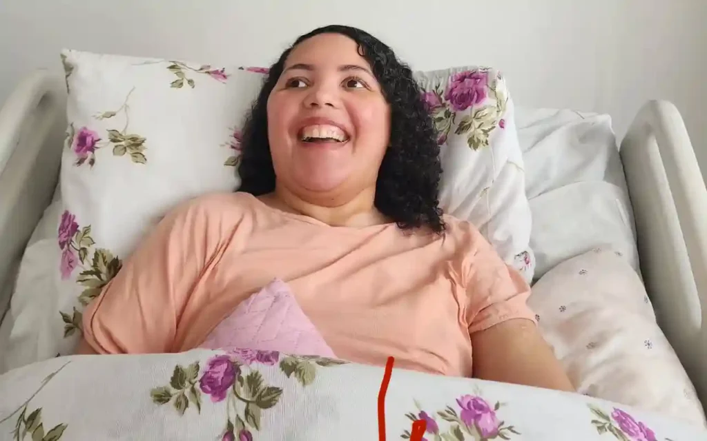 Cantora gospel Amanda Wanessa na cama sorrindo - @Reprodução