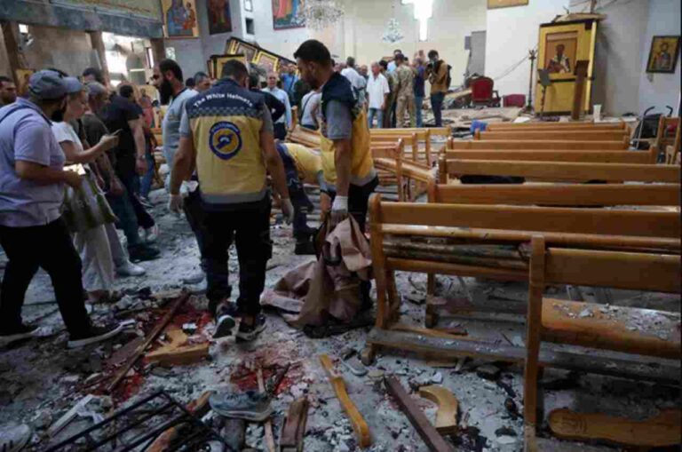 Missa termina em tragédia: homem-bomba ataca igreja cristã e mata 25