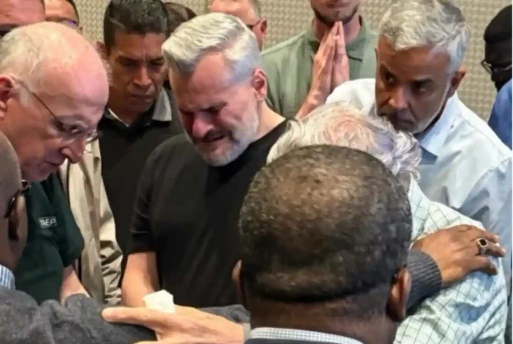 Momento que a Igreja INternacional Quadrangular ora pelo pastor Rinaldi Gigilio - @Reprodução