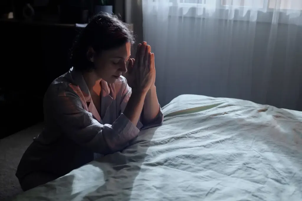 Mulher orando pela madrugada - @Reprodução