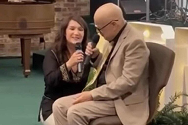 Jorge Araújo emociona ao cantar em igreja durante tratamento contra câncer