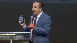 Pastor Silas Malafaia segurando um telefone celular - @Reprodução