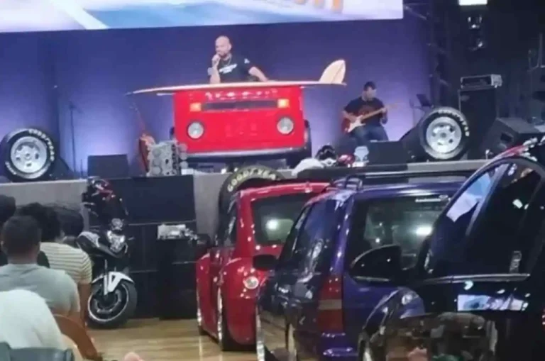 Igreja surpreende com culto automotivo e usa Kombi como púlpito para pregação