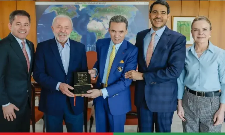Bispo Samuel Ferreira entrega Bíblia especial a Lula durante encontro no Planalto
