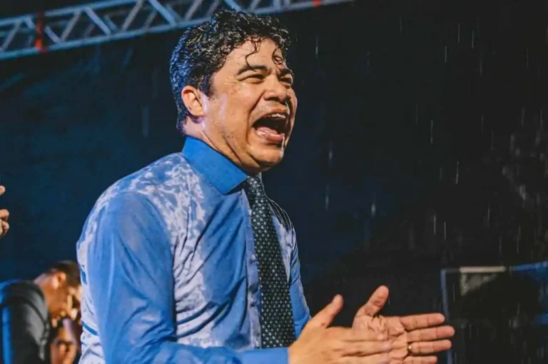Samuel Mariano canta na chuva e emociona o público durante o “Clama João Pessoa”