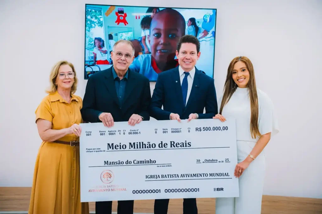 Bispo Bruno Leonardo segurando o cheque simbolico da doação - @Reprodução