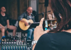 Mulher filmando culto online - @Reprodução