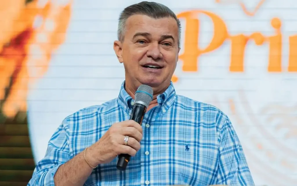 Pastor Luiz Hermínio pregando com expressão séria durante culto do MEVAM Global