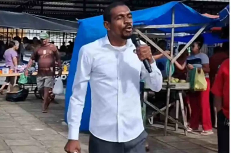 Pregador viraliza ao atacar homossexuais em feira livre: “Nunca vi tanto viado assim”