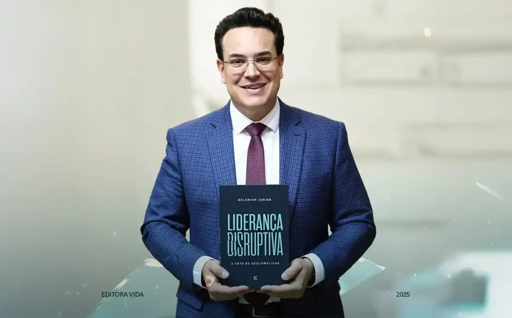 Pastor Belchior Junior segurando o livro - @Reprodução