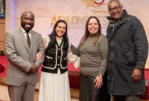 Pastora Helena Raquel pregando na ADLondres durante culto de encerramento da turnê na Europa