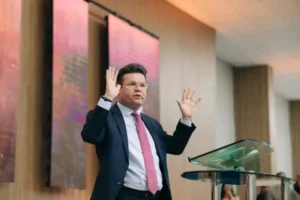 Pastor Jacques Balbino líder da AD Brás Alagoas anunciando a abertura de 100 novas igrejas durante evento da UMADBRAS em Arapiraca