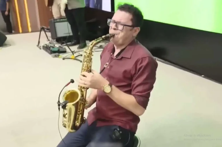 Quem é o músico que “incendiou” igreja ao adorar com o saxofone?