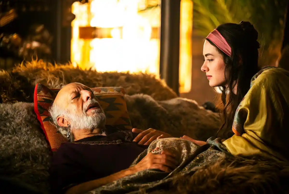 Erick Avari como Rei Davi em The Solomon Saga, em cena ao lado de jovem mulher Erick Avari como Rei Davi em The Solomon Saga, em cena ao lado de jovem mulher