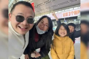 Família sorrindo em selfie dentro de saguão de aeroporto, com adultos e crianças posando de forma descontraída.