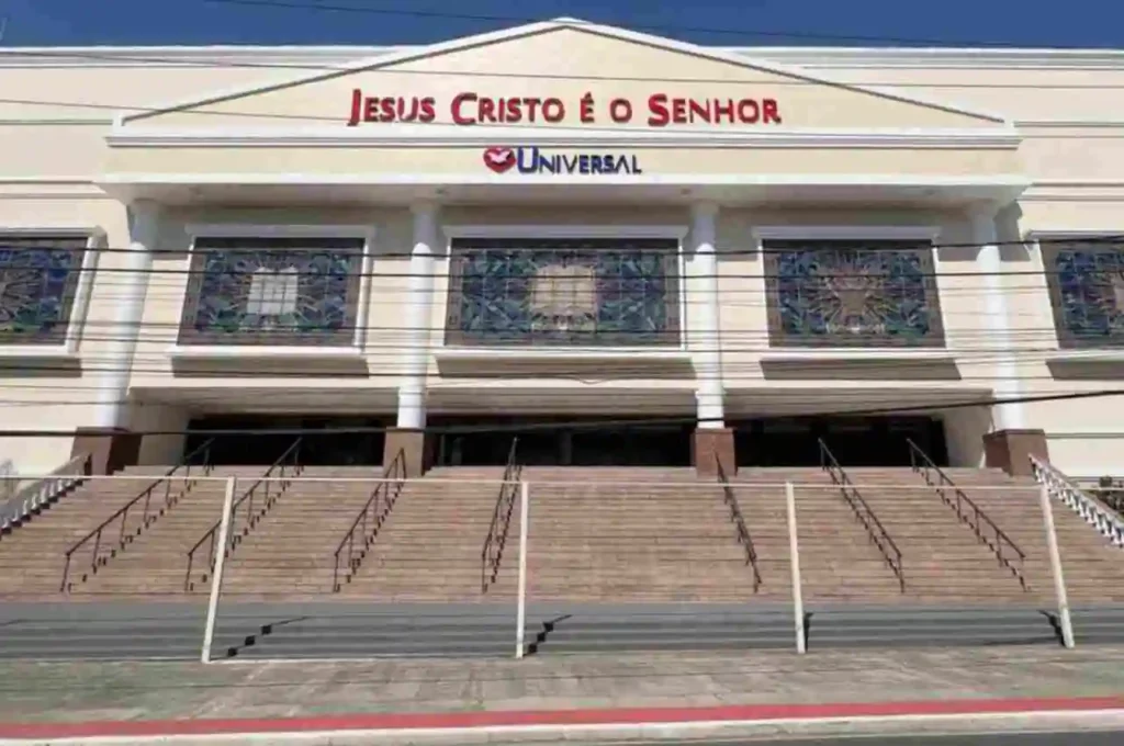 Fachada de templo da Igreja Universal com escadaria ampla, vitrais e letreiro “Jesus Cristo é o Senhor”.