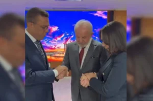 Pastor Otoni de Paula e primeira-dama Janja orando com o presidente Lula em momento de oração no Palácio do Planalto.