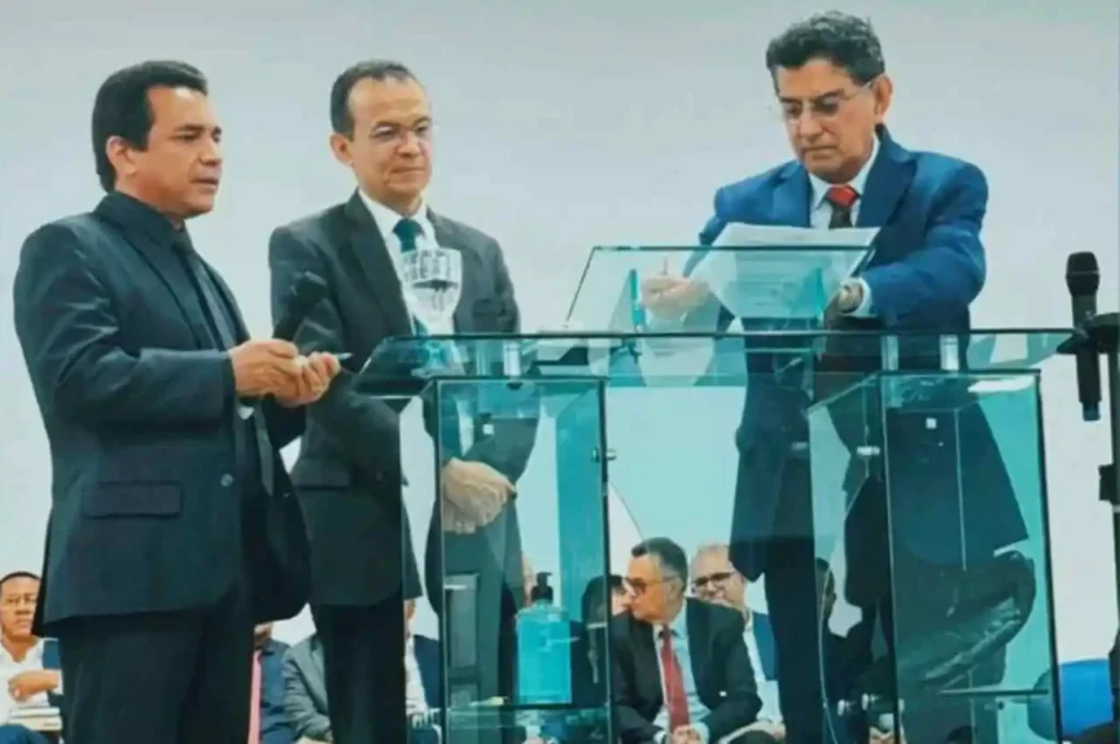Pastores da Assembleia de Deus participam de cerimônia oficial no púlpito durante culto com autoridades religiosas