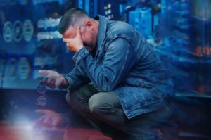 Pastor Rafael Bello ajoelhado no púlpito, emocionado, com a mão no rosto e segurando óculos durante ministração na igreja