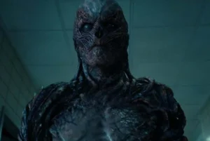 Vilão Vecna da série Stranger Things com aparência assustadora em um ambiente escuro.
