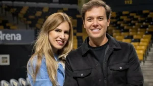 André Valadão e Cassiane Valadão posando juntos em arena coberta