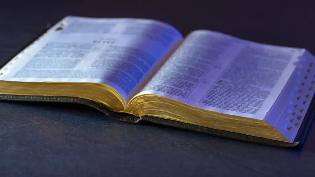 Bíblia Sagrada aberta sobre mesa simbolizando a leitura e o estudo das Escrituras