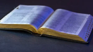 Bíblia Sagrada aberta sobre mesa simbolizando a leitura e o estudo das Escrituras