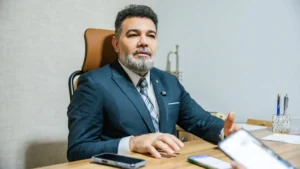 deputado federal marco feliciano durante entrevista em gabinete