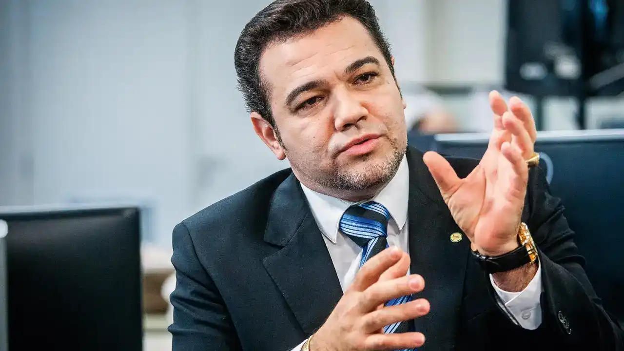 deputado federal marco feliciano durante entrevista em ambiente institucional