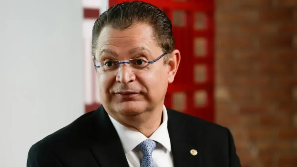 deputado sotenes cavalcante durante entrevista em ambiente institucional